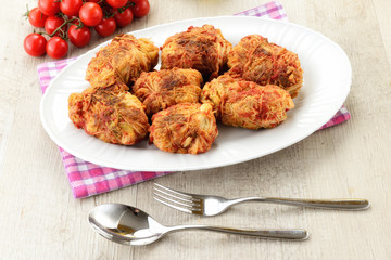 Involtini di verza ripieni di carne al pomodoro