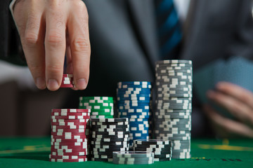 Naklejka premium blackjack in a casino, a man makes a bet, and puts a chip