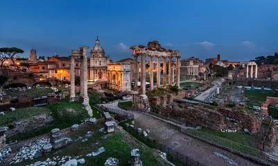 Fototapeta na wymiar Panorama Forum Romanum (Foro Romano) wieczorem, Rzym, Ital