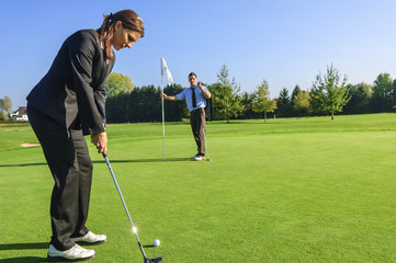 Plakat junges Paar beim Golf