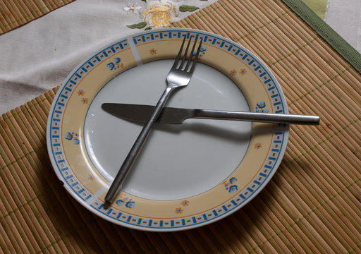 Plate and cuttlery on the table