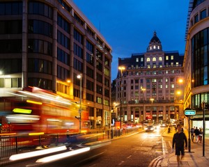 Fototapeta premium Fast moving cars at streets of London at night