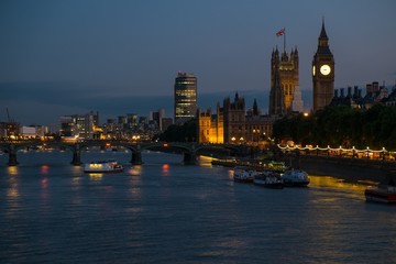 Obraz premium Westminster view on Thames river at night in London, England
