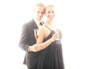 junges Paar trinkt Champagner