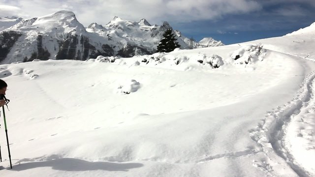 Ragazza ciaspola su neve fresca
