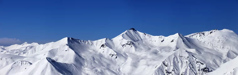 Fototapete Panoramic view on off-piste slopes and blue sky at nice day © BSANI