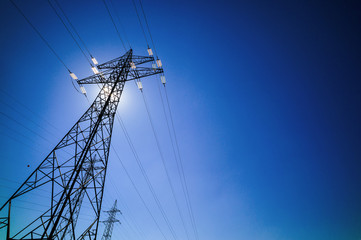 Strommast und Sonne