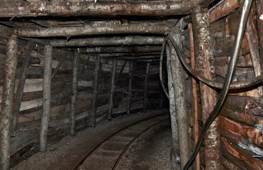 Interno di una galleria di una vecchia miniera in legno
