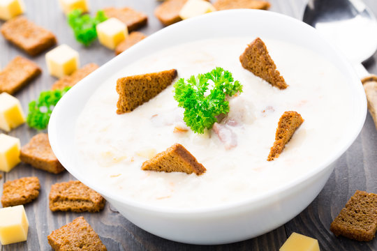 Cheese soup with toasts