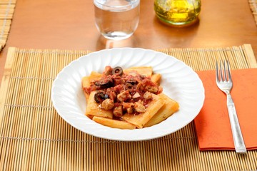 Piatto di pasta mezzemaniche al tonno