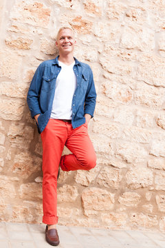 attraktiver blonder junger mann mit jeans hemd im freien