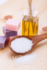 pflegendes öl und badesalz und seife wellness produkte