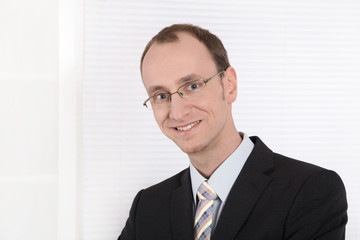 Business Portrait - Geschäftsmann in Anzug, Krawatte u Brille