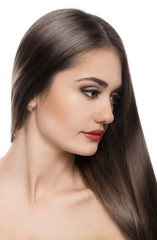 Fototapeta premium Portret uroczej brunetki kobiety z długą ciasną fryzurą
