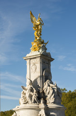 Fototapeta premium Statue in front of the Buckingham palace