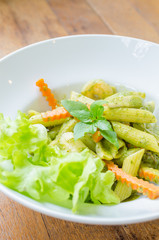 Spaghetti pesto sauce