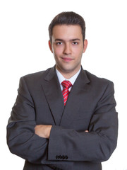 Junger Geschäftsmann mit verschränkten Armen