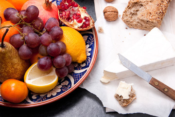 Brie cheese with bread and fruits