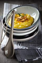 Walnuss-Curry-Dip in Porzellanschälchen