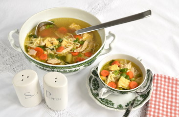 Hochzeitssuppe mit Nudeln und Eierstich