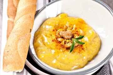 Walnuss-Curry-Dip in Porzellanschälchen