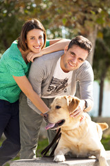 Bella coppia felice con loro cane labrador