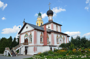 Fototapeta na wymiar Kościół Świętej Trójcy w Nowym klasztoru w Kołomna Golutvin