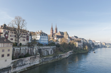 Obraz premium Basel, Rheinufer mit Münster und historische Altstadt, Schweiz