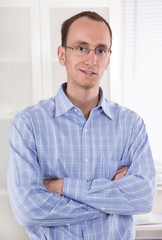 Portrait Geschäftsmann Ingenieur in Hemd blau mit Brille