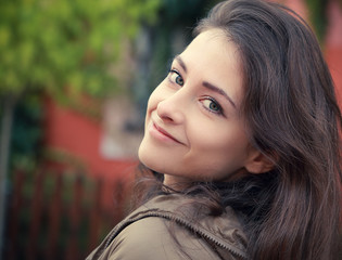 Naklejka premium Beautiful smiling woman looking happy outdoors background