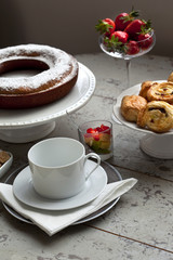 Petit déjeuner français sur une vieille table en bois
