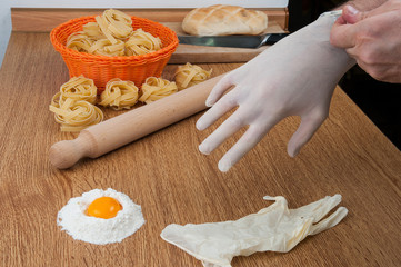 Guanti igienici in cucina per impastare farina e uova