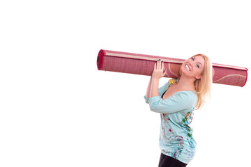 lächelnd trägt eine Frau den Teppich