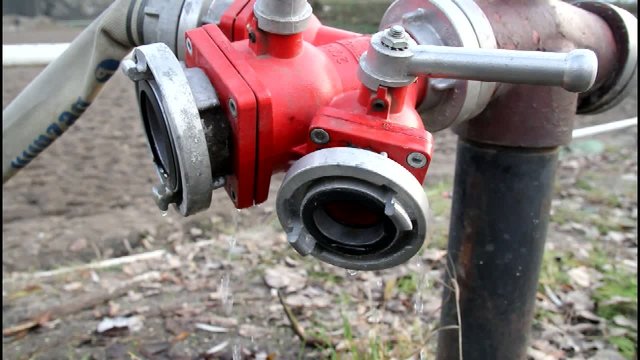 Hydrant przeciwpożarowy z wyciekającą wodą