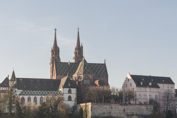 Fototapeta premium Basel, historisches Münster, Altstadt am Rhein, Schweiz