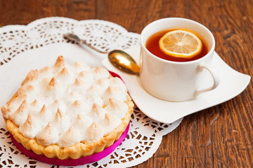 Tartlet with meringue and lemon curd
