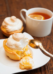 Tartlet with meringue and lemon curd