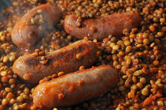 Salsicce e lenticchie al sugo, cotte in padella.