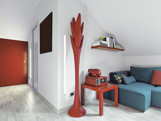 moderno soggiorno con divano blu © adpePhoto