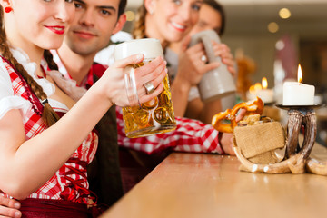 Junge Leute in Bayern in Restaurant