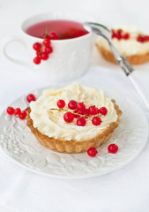Tartlets with whipped cream and red currants