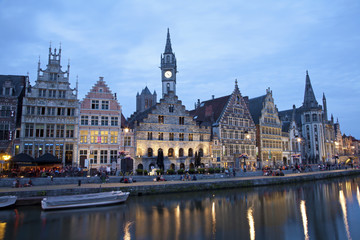 Fototapeta na wymiar Gent - Pałace ulicy Graselei w godzinach wieczornych