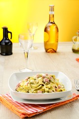 Piatto di tagliatelle paglia e fieno condita