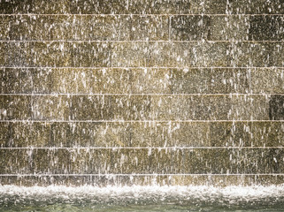Obraz premium Water drops on the golden wall