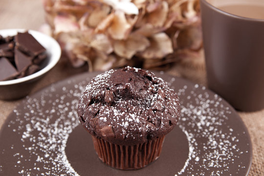 Schokoladen-Muffin mit einer Tasse Tee