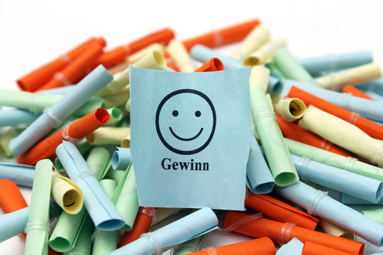 Gewinnerlos vor wei&szlig;em Hintergrund horizontal