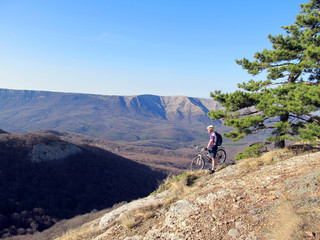 Obraz premium Cyclist on the top of a hill