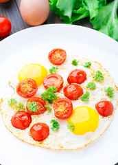 Fried eggs with cherry tomatoes