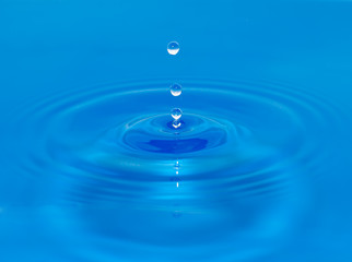Naklejka na ściany i meble Kropla wody w kolorze niebieskim
