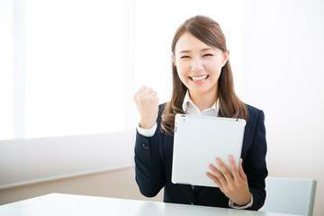 Fototapeta premium タブレットを見る女性 ビジネス